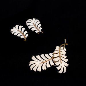 Vintage MONET Clip Earrings and Broch Gold plated